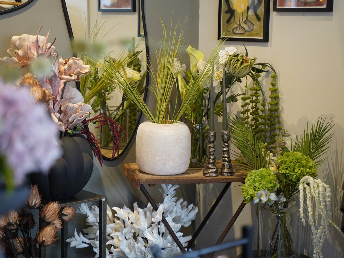 roeg-living-boligindretning-blomster-dekoration