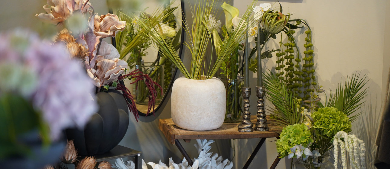 roeg-living-boligindretning-blomster-dekoration